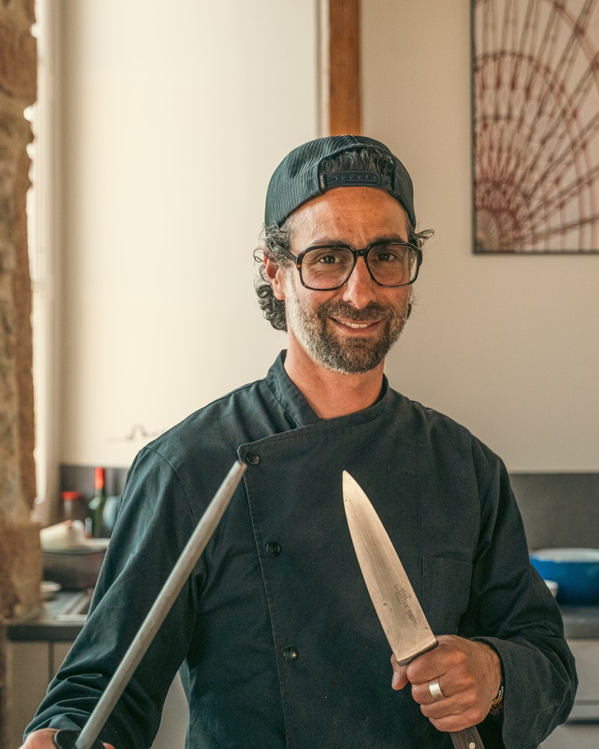 Brice, chef à domicile à Lyon, dans la cuisine d'un client