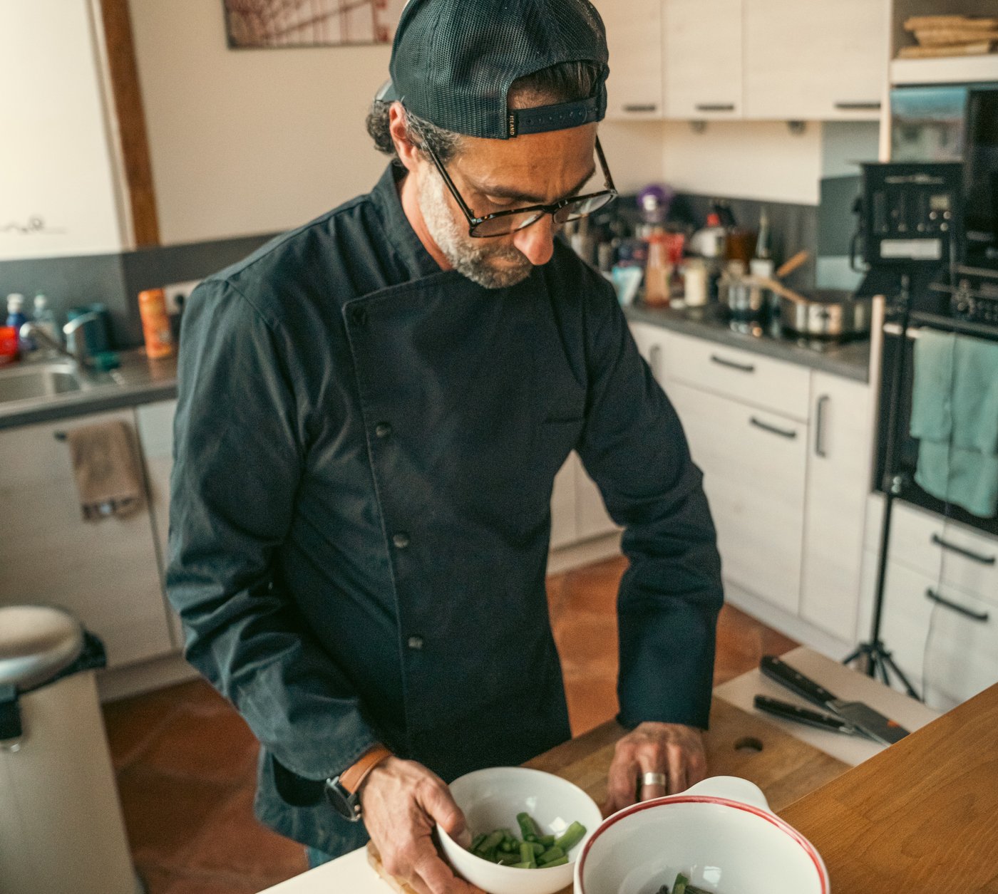 Brice, chef cuisinier et fondateur du Zeste de Brice, avec ses couteaux de chef dans sa cuisine à Lyon