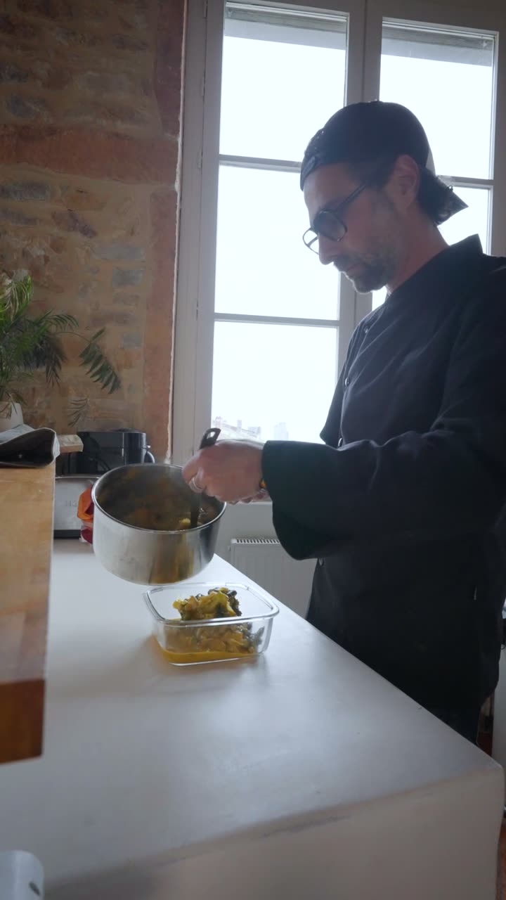 Brice en train de cuisiner chez un client à Lyon