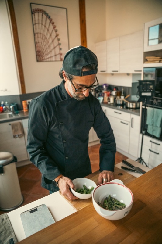 Brice préparant des légumes verts de saison — batch cooking à domicile à Lyon