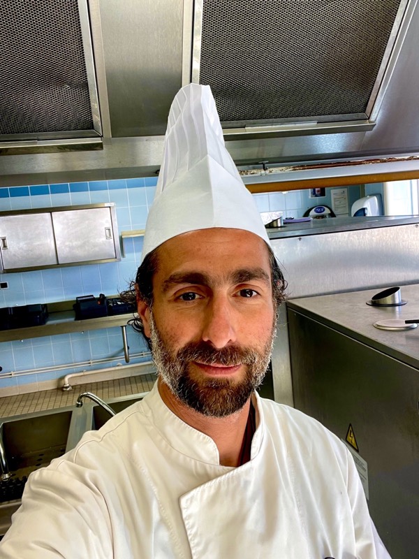 Frigo organisé avec tous les repas de la semaine préparés en batch cooking à Lyon