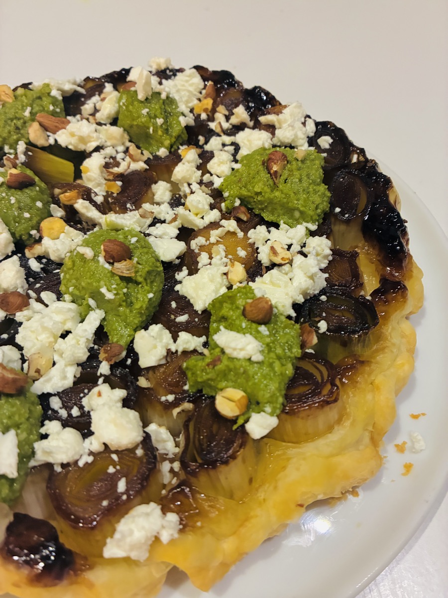 Tarte tatin poireaux feta pesto noisettes