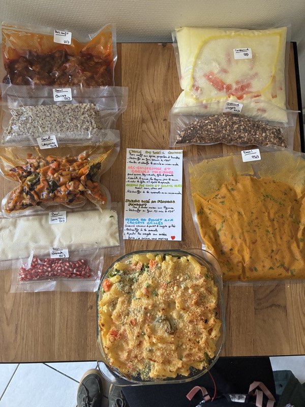 Plats de batch cooking sous vide et étiquetés à la main, prêts pour la semaine à Lyon